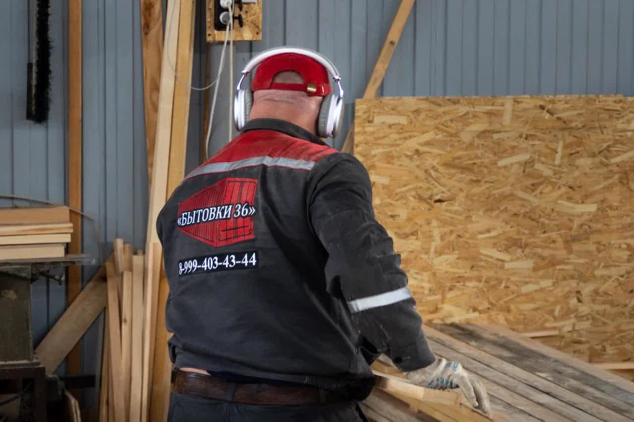 Сотрудник обрабатывает доски